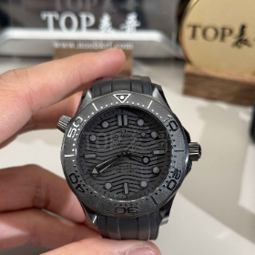 OR工厂欧米茄新款海马300黑武士摸黑色陶瓷表壳43.5毫米一体8806机芯马龙同款欧米茄 对比vs工厂真假对比评测