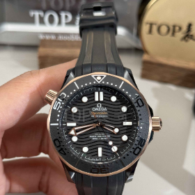 OR工厂欧米茄海马300墨黑金墨金陶瓷金43.5毫米陶瓷表壳一体8806机芯对比vs工厂真假对比评测